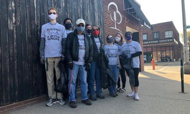 WSU and SMU alumni gather to clean up downtown Winona